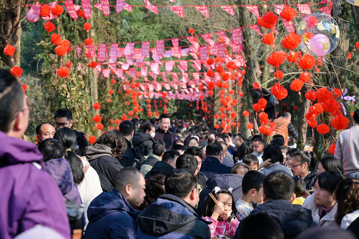 往届实拍:灯笼彩旗下的人潮现场