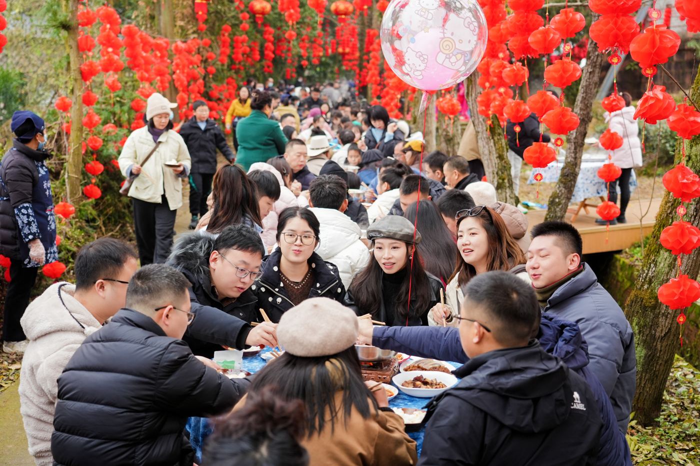 往届实拍:林间长桌宴全景