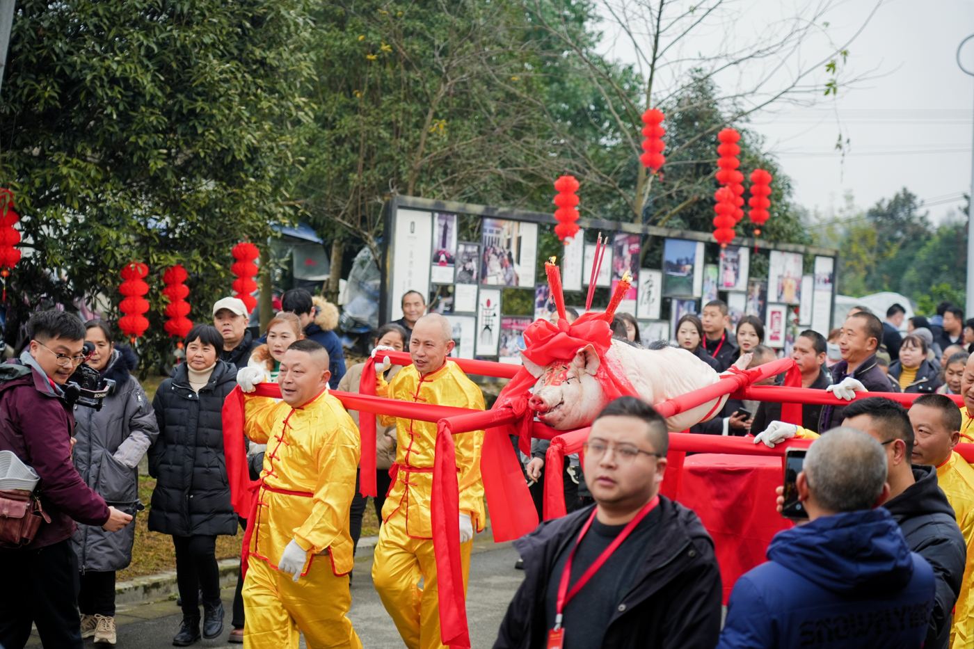 往届实拍：力士抬福猪大游行