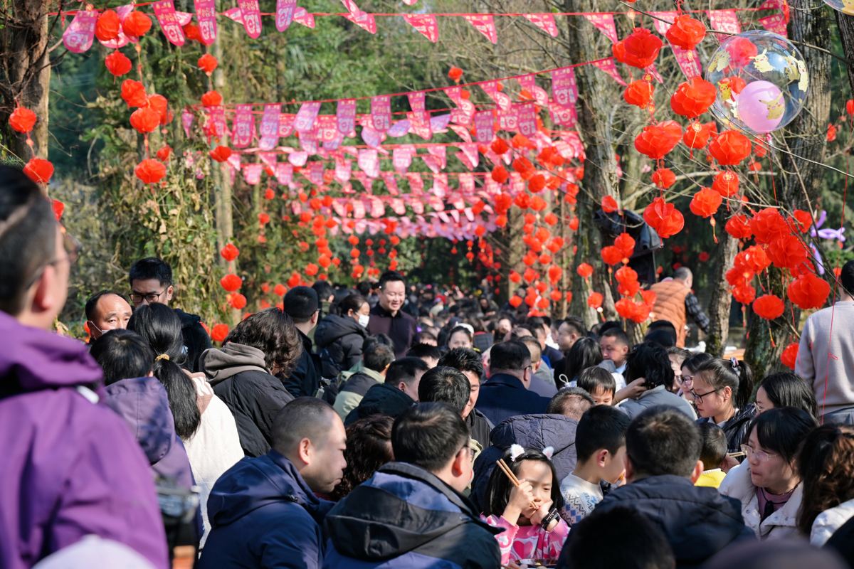 往届实拍：灯笼彩旗下赶场的人潮