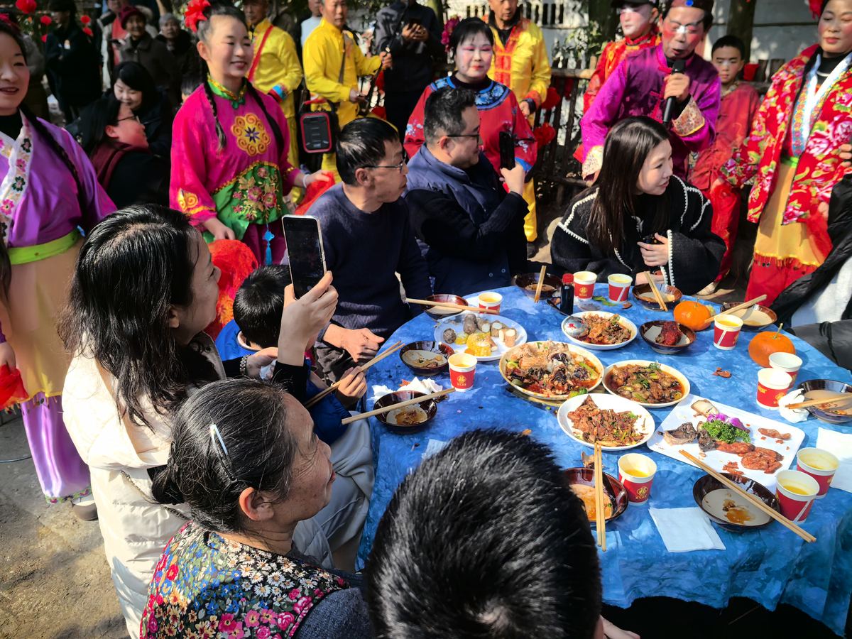 往届实拍:圆桌宴席与民俗表演